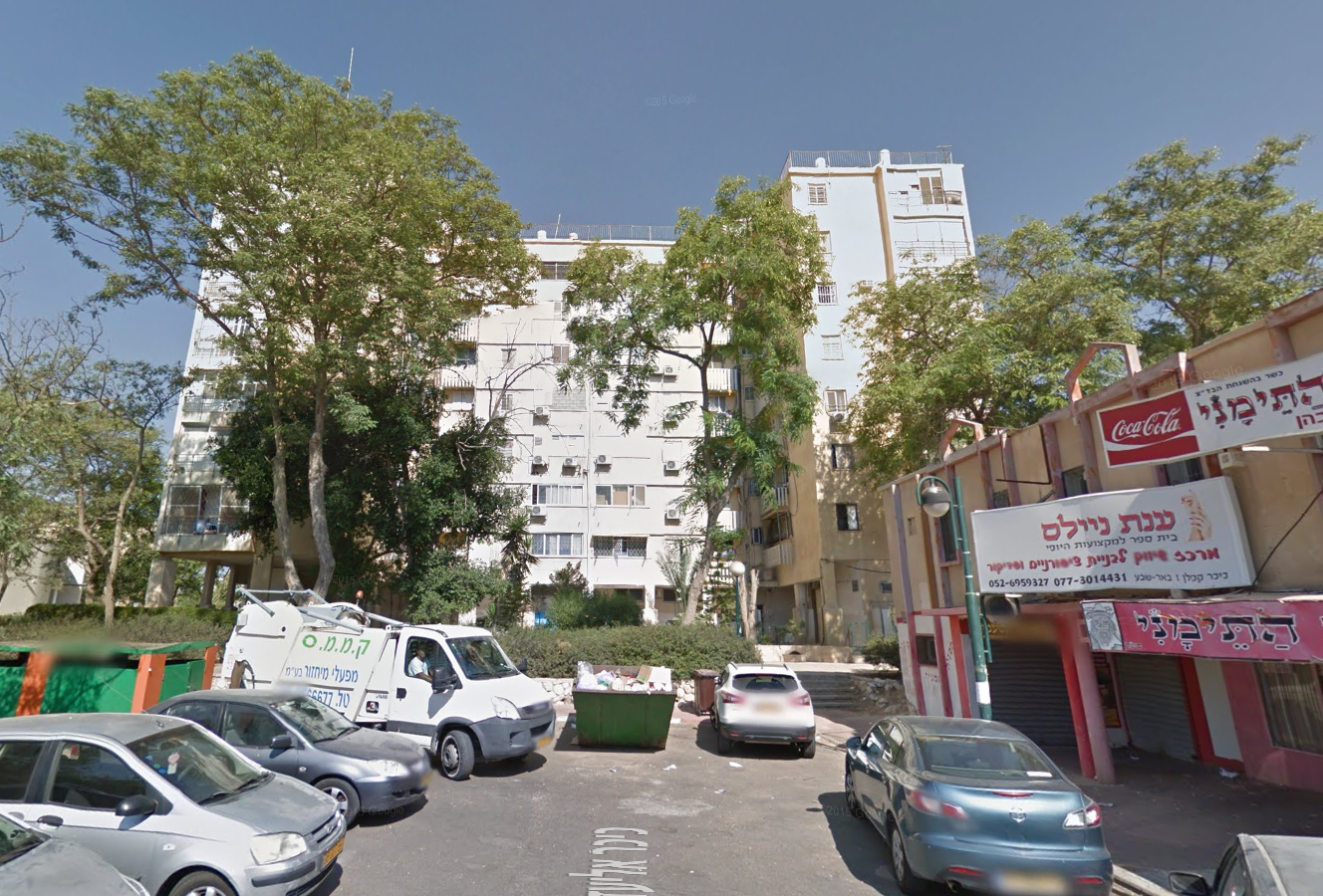 המבנה, מכיוון מרכז החנויות (גוגל מפות)